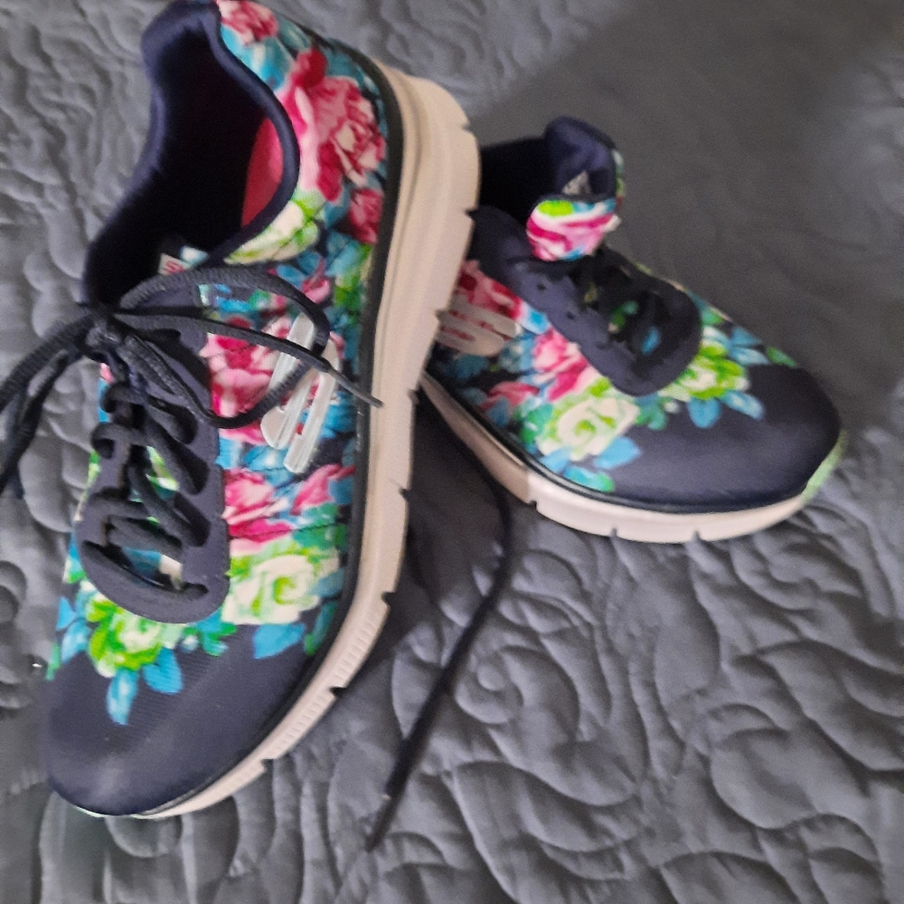 Sketchers size 9 navy with flower print